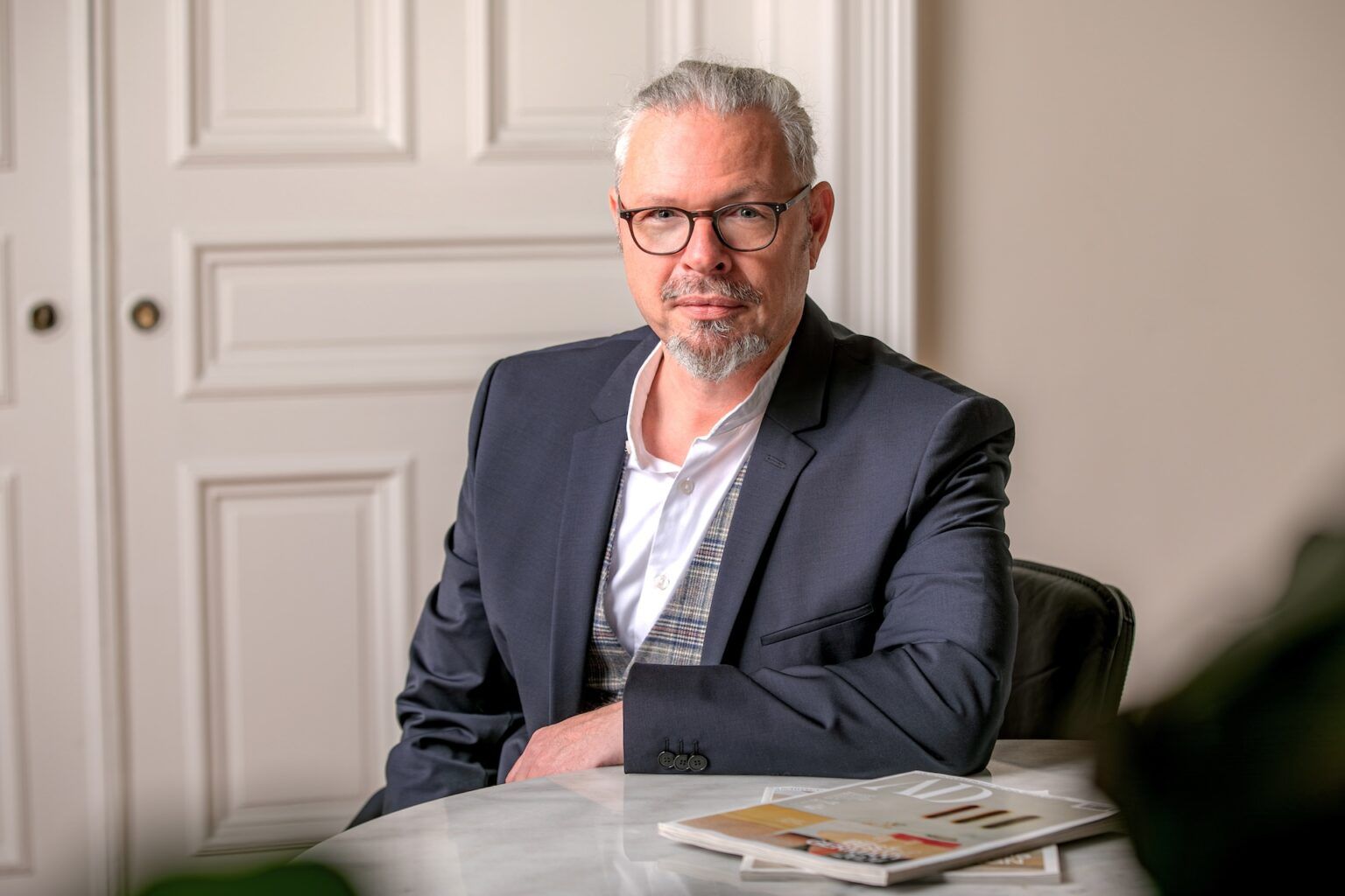 Lächelndes Portrait von Per McKinnell in weißem Hemd, business casual